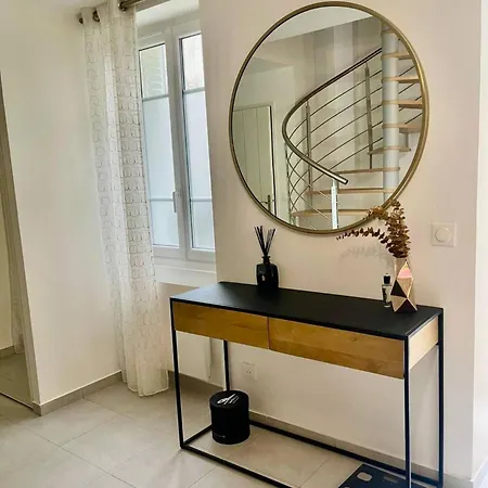 Area 5 Minutes From Paris *