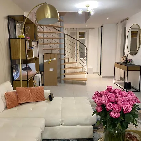 Area 5 Minutes From Paris *