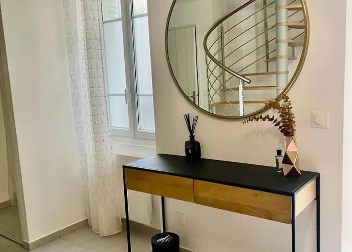 Area 5 Minutes From Paris *