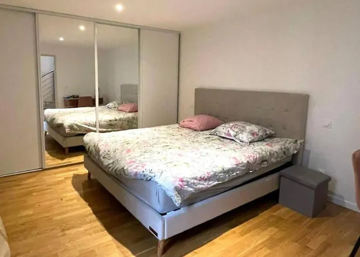 Area 5 Minutes From Paris * سوراسْنْ