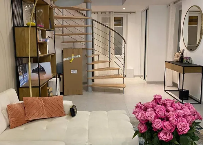 Area 5 Minutes From Paris *